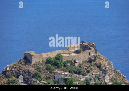 Vue aérienne du château de Taormina (Castello di Taormina ou Castello Saraceno) sur Monte Tauro au-dessus de Taormina en Sicile, Italie Banque D'Images