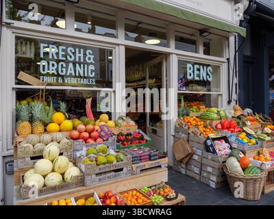 Fruits et légumes biologiques frais à l'extérieur de Bens Healthy Food Shop, Primrose Hill, Camden, Londres, Royaume-Uni Banque D'Images