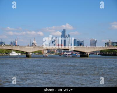 Waterloo Bridge et les gratte-ciel de la ville de Londres, Royaume-Uni Banque D'Images