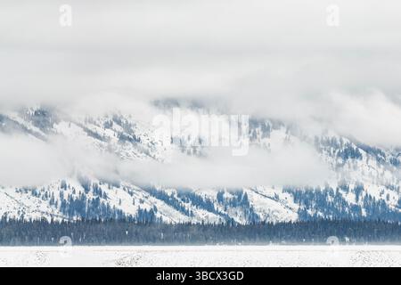 États-Unis, Wyoming, parc national de Grand Teton, Jackson. La chaîne des Teton entourée de nuages Banque D'Images
