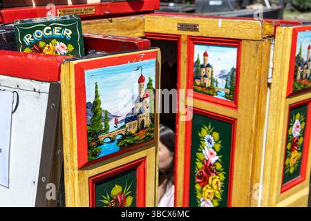 Roses et châteaux style porte peinte sur l'historique Bushell Brothers 1936 bateau étroit en bois The Roger à IWA Canalway Cavalcade 2025, Londres, Angleterre Banque D'Images