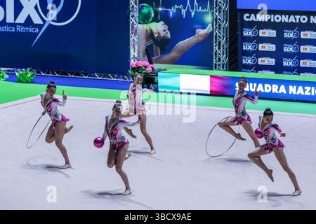 Turin, Italien. 17 mai 2025. Équipe de groupe italienne vue lors de la Rhythmic Gymnastics FGI final six 2025 au Palasport Gianni Asti (ex Ruffini) crédit : dpa/Alamy Live News Banque D'Images