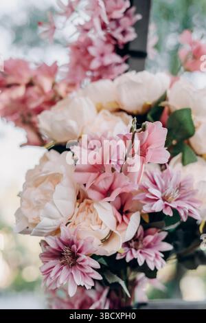 Bouquet romantique de fleurs artificielles blanches roses et blush douces pivoines roses et chrysanthèmes décoration de mariage printemps arrangement floral jardin Banque D'Images