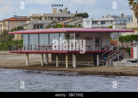 Un grand restaurant côtier construit sur pilotis avec une terrasse panoramique donnant sur la mer Méditerranée, San Vincenzo, Toscane, Italie Banque D'Images