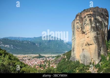 Kalambaka : vue sur les montagnes et la ville des Météores. Grèce. Banque D'Images