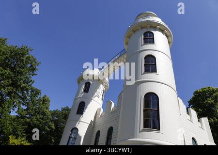 Berlin, Allemagne. 21 mai 2025. Berlin-Zehlendorf : entièrement rénové. Le château de Peacock Island (photo de Simone Kuhlmey/Pacific Press) crédit : Pacific Press Media production Corp./Alamy Live News Banque D'Images