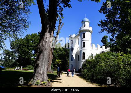 Berlin, Allemagne. 21 mai 2025. Berlin-Zehlendorf : entièrement rénové. Le château de Peacock Island (photo de Simone Kuhlmey/Pacific Press) crédit : Pacific Press Media production Corp./Alamy Live News Banque D'Images