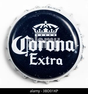 Garham, Bavière, Allemagne. 24 avril 2025. Gros plan d'un bouchon de bouteille Corona Extra bleu foncé avec l'écriture ''Corona''' blanche, le texte ''Extra'' et un logo de couronne. (Crédit image : © Igor Golovniov/SOPA images via ZUMA Press Wire) USAGE ÉDITORIAL SEULEMENT ! Non destiné à UN USAGE commercial ! Banque D'Images