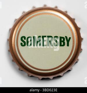 Garham, Bavière, Allemagne. 24 avril 2025. Gros plan d'un bouchon de bouteille Somersby en bronze avec un centre beige clair et le texte vert ''SOMERSBY'' (crédit image : © Igor Golovniov/SOPA images via ZUMA Press Wire) USAGE ÉDITORIAL SEULEMENT ! Non destiné à UN USAGE commercial ! Banque D'Images