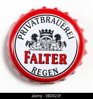 Garham, Bavière, Allemagne. 24 avril 2025. Gros plan d'un bouchon de bouteille rouge et blanc pour ''Privatbrauerei Falter Regen'' avec des chevaux noirs, une couronne et le texte ''SEIT 1649'' (crédit image : © Igor Golovniov/SOPA images via ZUMA Press Wire) USAGE ÉDITORIAL SEULEMENT ! Non destiné à UN USAGE commercial ! Banque D'Images