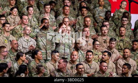 Le sergent(s) d’état-major de l’armée de l’air américaine Tyler et Paige Duck, 379th Expeditionary Security Forces Squadron Defadron, saluent tout en étant reconnus pour leur service par le président Donald J. Trump dans la zone de responsabilité du commandement central des États-Unis, le 15 mai 2025. Au cours de son discours, Trump a reconnu les meilleurs artistes de la 379e escadre expéditionnaire aérien. (Photo de l'US Air Force par le Sgt. Maître J.D. Strong II) Banque D'Images