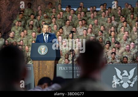 Le secrétaire à la Défense Pete Hegseth s’adresse aux membres des services américains et aux partenaires de la coalition à la base aérienne Al Udeid, Qatar, le 15 mai 2025. Hegtseth a discuté de ses priorités pour l’armée américaine avant de présenter le président Donald J. Trump. (Photo de l'US Air Force par 1st Lt. Trevor Wood) Banque D'Images