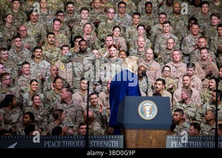 Le sergent d'état-major de l'armée de l'air américaine Tyler Duck, à gauche, et le sergent d'état-major Paige Duck, 379th Expeditionary Security Forces Squadron Defadron, saluent le président Donald J. Trump lors d'un engagement de troupes à la base aérienne Al Udeid, Qatar, le 15 mai 2025. Trump a reconnu plusieurs militaires pour leur service exceptionnel pendant leur déploiement dans la zone de responsabilité. (Photo de l'US Air Force par le sergent d'état-major Sean Moriarty) Banque D'Images