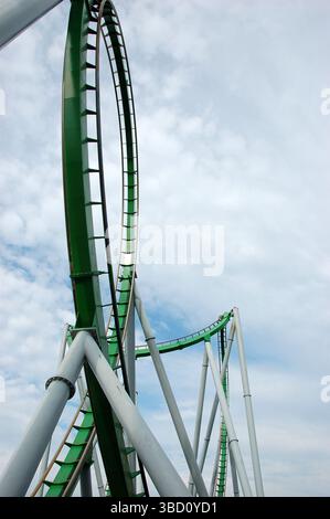 Image en gros plan d'une piste de montagnes russes peinte en vert avec un ciel bleu vif en arrière-plan, prise par une journée ensoleillée en Floride, aux États-Unis Banque D'Images