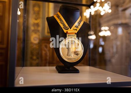 Une médaille est décernée au vainqueur d'une étape du Tour de France 2025 lors de la présentation de la dernière étape du Tour de France 2025 et de la célébration du 50e anniversaire de l'arrivée aux champs-Elysées, à l'Hôtel de ville à Paris, France, le 21 mai 2025. (Photo de Telmo Pinto/NurPhoto) Banque D'Images