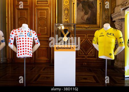 Paris, France. 21 mai 2025. Les maillots de l'édition 2025 du Tour de France sont exposés lors de la présentation de la dernière étape du Tour de France 2025 et de la célébration du 50ème anniversaire de l'arrivée aux champs-Elysées, à l'Hôtel de ville à Paris, France, le 21 mai 2025. (Photo de Telmo Pinto/NurPhoto) crédit : NurPhoto SRL/Alamy Live News Banque D'Images