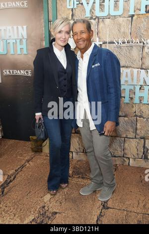 Hilary Gumbel et Bryant Gumbel assistent à la première mondiale de la « Fontaine de la Jeunesse » d'Apple le 19 mai 2025. (Photo de Editorial Wire/NurPhoto)0 Banque D'Images