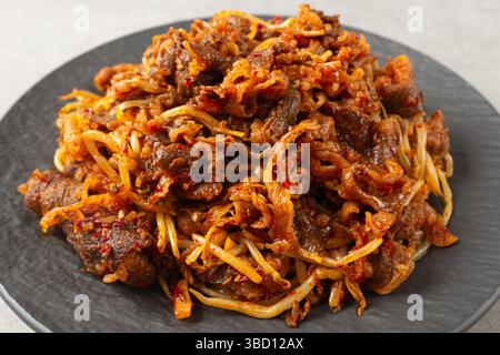 Salade de pâtes fusilli avec sauce tomate Banque D'Images