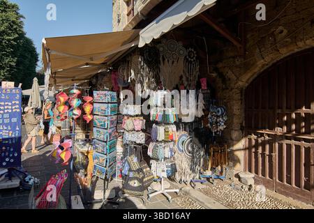Rodas.Greece - 22 mai 2025 : une boutique de souvenirs en plein air animée au cœur de Rhodes, ornée d'un éventail dynamique d'artisanat local, de textiles et de tra Banque D'Images