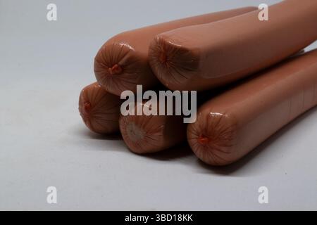 Saucisse et fond blanc Banque D'Images