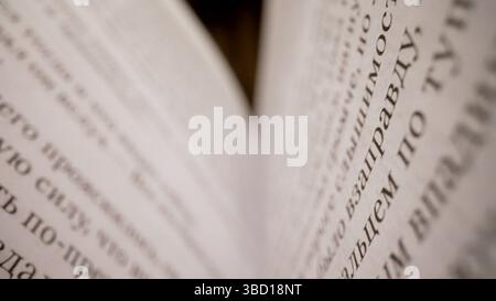 Photographie macro à livre ouvert. Texte sur les pages d'une photo grand angle de macrophotographie à livre ouvert. Banque D'Images