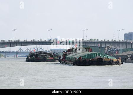 Yangzhou, China.20th mai 2025. Les navires de fret ont poursuivi leur passage régulier à travers la section Yangzhou du Grand canal Pékin-Hangzhou aujourd’hui, maintenant la voie navigable vieille de 2 500 ans comme l’une des routes de navigation intérieure les plus fréquentées au monde, 20 mai 2025. Le canal, site du patrimoine mondial de l'UNESCO depuis 2014, reste vital pour le transport de marchandises nord-sud en Chine. Crédit : Zhang Xiangyi/China News Service/Alamy Live News Banque D'Images