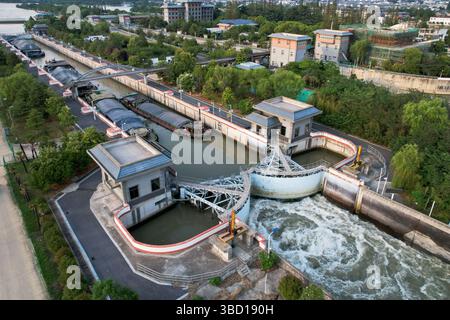 Yangzhou, China.20th mai 2025. Les navires de fret ont poursuivi leur passage régulier à travers la section Yangzhou du Grand canal Pékin-Hangzhou aujourd’hui, maintenant la voie navigable vieille de 2 500 ans comme l’une des routes de navigation intérieure les plus fréquentées au monde, 20 mai 2025. Le canal, site du patrimoine mondial de l'UNESCO depuis 2014, reste vital pour le transport de marchandises nord-sud en Chine. Crédit : Zhang Xiangyi/China News Service/Alamy Live News Banque D'Images