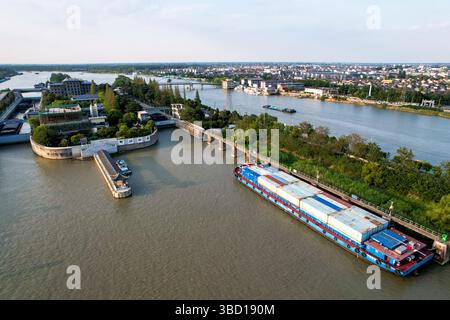 Yangzhou, China.20th mai 2025. Les navires de fret ont poursuivi leur passage régulier à travers la section Yangzhou du Grand canal Pékin-Hangzhou aujourd’hui, maintenant la voie navigable vieille de 2 500 ans comme l’une des routes de navigation intérieure les plus fréquentées au monde, 20 mai 2025. Le canal, site du patrimoine mondial de l'UNESCO depuis 2014, reste vital pour le transport de marchandises nord-sud en Chine. Crédit : Zhang Xiangyi/China News Service/Alamy Live News Banque D'Images