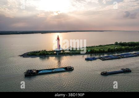 Yangzhou, China.20th mai 2025. Les navires de fret ont poursuivi leur passage régulier à travers la section Yangzhou du Grand canal Pékin-Hangzhou aujourd’hui, maintenant la voie navigable vieille de 2 500 ans comme l’une des routes de navigation intérieure les plus fréquentées au monde, 20 mai 2025. Le canal, site du patrimoine mondial de l'UNESCO depuis 2014, reste vital pour le transport de marchandises nord-sud en Chine. Crédit : Zhang Xiangyi/China News Service/Alamy Live News Banque D'Images
