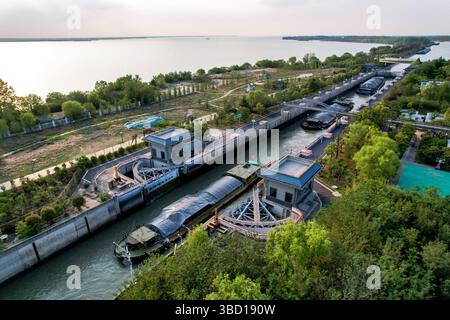 Yangzhou, China.20th mai 2025. Les navires de fret ont poursuivi leur passage régulier à travers la section Yangzhou du Grand canal Pékin-Hangzhou aujourd’hui, maintenant la voie navigable vieille de 2 500 ans comme l’une des routes de navigation intérieure les plus fréquentées au monde, 20 mai 2025. Le canal, site du patrimoine mondial de l'UNESCO depuis 2014, reste vital pour le transport de marchandises nord-sud en Chine. Crédit : Zhang Xiangyi/China News Service/Alamy Live News Banque D'Images