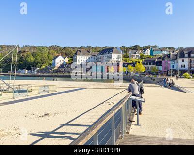 Promenade avec des peuples dans la communauté côtière de Morgat en Bretagne, France Banque D'Images