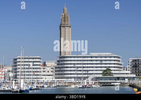 Le Havre, France - vue sur le port de plaisance du Havre avec des voiliers à l'ancre avec un grand complexe immobilier résidentiel en arrière-plan. Banque D'Images