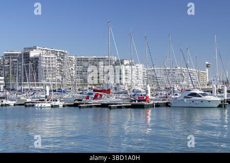 Le Havre, France - vue sur le port de plaisance du Havre avec des voiliers à l'ancre avec un grand complexe immobilier résidentiel en arrière-plan. Banque D'Images