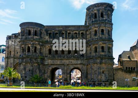 Vue de Porta Nigra dans la vieille ville de Trèves, Rhénanie-Palatinat, Allemagne. La porte romaine de la ville datant de 180 AD avec des tours faites de blocs de pierre lourds. Banque D'Images