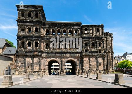 Vue de Porta Nigra dans la vieille ville de Trèves, Rhénanie-Palatinat, Allemagne. La porte romaine de la ville datant de 180 AD avec des tours faites de blocs de pierre lourds. Banque D'Images