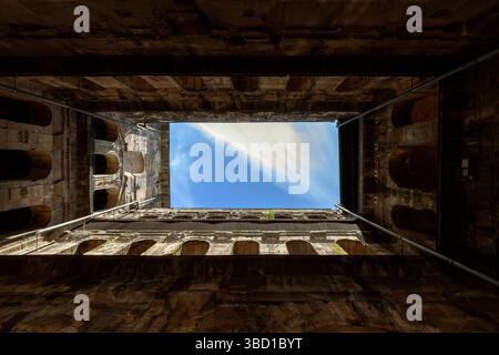 Une vue en angle bas de l'intérieur de la Porta Nigra dans la vieille ville de Trèves, Rhénanie-Palatinat, Allemagne. La porte romaine de la ville datant de 180 AD avec remorquage Banque D'Images