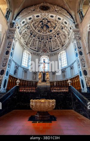 Le chœur ouest est décoré dans le style baroque allemand. Intérieur de la cathédrale Saint-Pierre (Trierer Dom) à Trèves médiévale, Rhénanie-Palatinat, GE Banque D'Images