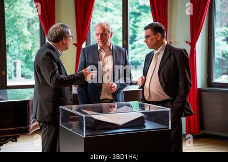 Bayreuth, Allemagne. 22 mai 2025. Florian Luderschmid (gauche-droite, CSU), président du district de haute-Franconie, Christoph Willmitzer, Kulturstiftung der Länder, et Sven Friedrich, directeur du musée Richard Wagner, parlent devant le premier exemplaire du livret de l'opéra 'Tannhäuser' de Richard Wagner. Crédit : Daniel Vogl/dpa/Alamy Live News Banque D'Images
