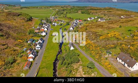 Duirinish hameau à Lochalsh près de Plockton Écosse vue sur les maisons et ruisseau Allt Dhuirinish à la mer Banque D'Images