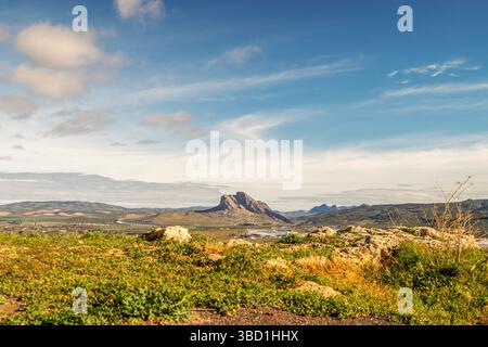 Le rocher des amoureux vu d'Antequera, province de Malaga en Andalousie, Espagne Banque D'Images