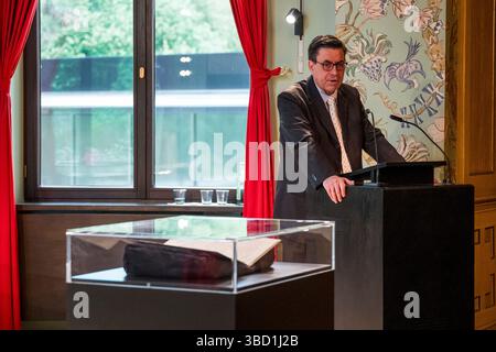 Bayreuth, Allemagne. 22 mai 2025. Sven Friedrich, directeur du musée Richard Wagner, prononce un discours à l'occasion de la présentation du premier exemplaire du livret de l'opéra 'Tannhäuser' par Richard Wagner. Le premier exemplaire a été considéré perdu jusqu'en 1996 et a été acquis grâce à des dons. Crédit : Daniel Vogl/dpa/Alamy Live News Banque D'Images