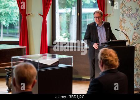 Bayreuth, Allemagne. 22 mai 2025. Florian Luderschmid (2e à droite, CSU), président de district de haute-Franconie, s'adresse aux invités à l'occasion de la présentation du premier exemplaire du livret de l'opéra 'Tannhäuser' de Richard Wagner. Le premier exemplaire a été considéré perdu jusqu'en 1996 et a été acquis grâce à des dons. Crédit : Daniel Vogl/dpa/Alamy Live News Banque D'Images