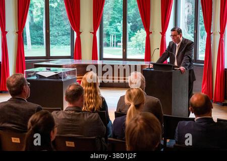 Bayreuth, Allemagne. 22 mai 2025. Sven Friedrich (2e à droite), directeur du musée Richard Wagner, prononce un discours à l'occasion de la présentation du premier exemplaire du livret de l'opéra 'Tannhäuser' par Richard Wagner. Le premier exemplaire a été considéré perdu jusqu'en 1996 et a été acquis grâce à des dons. Crédit : Daniel Vogl/dpa/Alamy Live News Banque D'Images