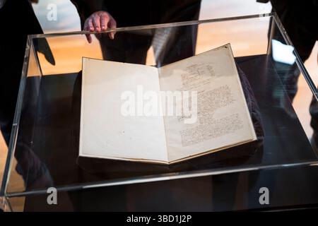 Bayreuth, Allemagne. 22 mai 2025. La première copie du livret de l'opéra 'Tannhäuser' de Richard Wagner se trouve dans une vitrine. Le premier exemplaire a été considéré perdu jusqu'en 1996 et a été acquis grâce à des dons. Crédit : Daniel Vogl/dpa/Alamy Live News Banque D'Images