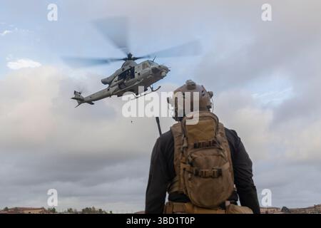 Le Sgt. Kyle Brodsky, un chef d'unité d'infanterie avec Amphibious raids Branch, Expeditionary Operations Training Group, I Marine E. Banque D'Images