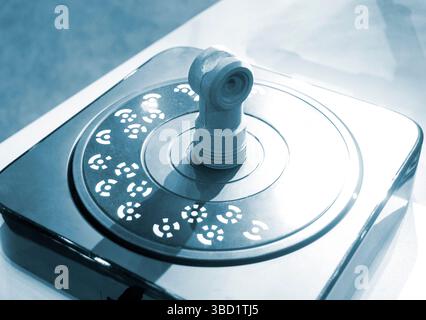 Objet de numérisation 3D. Scanner tridimensionnel avec surface de balayage volumétrique laser d'un objet pour prototypage. Nouvelle innovation de haute précision équipement technologique moderne. Précision scientifique. Couleur bleue Banque D'Images