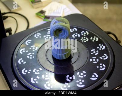 Objet de numérisation 3D. Scanner tridimensionnel avec surface de balayage volumétrique laser d'un objet pour prototypage. Nouvelle innovation de haute précision équipement technologique moderne. Précision scientifique. Banque D'Images