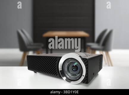 Vidéoprojecteur moderne sur table blanche dans la salle de conférence Banque D'Images