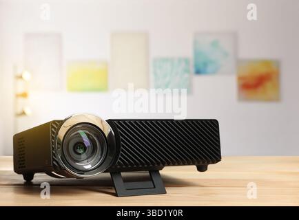 Projecteur vidéo moderne sur table en bois dans la galerie d'art. Banque D'Images