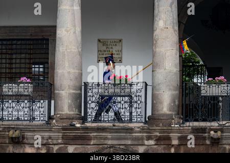 Garde présidentielle en uniforme de cérémonie en service au Palais présidentiel de Quito, Équateur. Banque D'Images